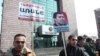 Сторонники арестованного активиста Геворка Сафаряна проводят акцию протеста перед зданием суда (архив)