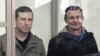 Vladimir Dudka ve Aleksey Bessarabov mahkemede. Aqyar, 2019 senesi aprelniñ 4-ü