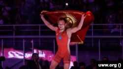 Архив сүрөт. Орозобек Токтомамбетов эркин күрөш боюнча 23 жашка чейинкилер арасында алгакы жолу Азия чемпиону болгон кез. 25-июнь, 2023-жыл. "Бишкек-Арена".