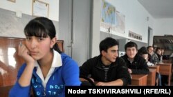 В пресс-службе Министерства образования не исключили, что отреагируют на инцидент, если получат жалобу. В то же время поспешили добавить, что школа – это автономное учреждение и министерство не вмешивается в ее решения
