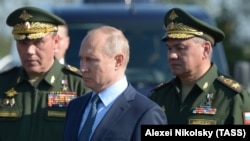 Орус президенти Путин, коргоо министри Сергей Шойгу жана орус куралдуу күчтөрүнүн Башкы штабынын командачысы Валерий Герасимов (солдо).