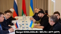 Украинадагы экинчи айга аяк баскан согушту токтотууну көздөгөн сүйлөшүүлөр бир нече аптадан бери өтүп жатканы менен андан толук жыйынтык чыга элек.