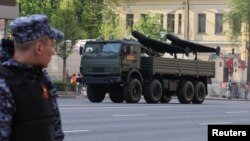 La repetițiile de la Moscova pentru parada de Ziua Victoriei așteptată pe 9 mai 2025, armata rusă a afișat și două modele de drone kamikaze, cu care atacă frecvent Ucraina, transportate de un camion militar.