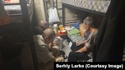 O încăpere la subsol în care sunt ținuți ucrainenii în zona-tampon de la granița ruso-georgiană