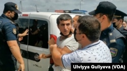 Elxan Mirzəyev "Toplan" Sahibsiz İtlərə Qayğı Mərkəzinin önündəki aksiyada (Arxiv)