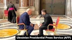Президент Украины Владимир Зеленский (справа) и президент США Дональд Трамп во время встречи в соборе Святого Петра в Риме, 26 апреля 2026 года