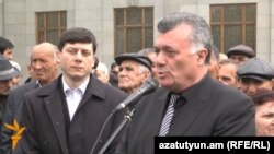 Представители партии «Наследие» Рубен Акопян (справа) и Овсеп Хуршудян во время пресс-конференции на площади Свободы, Ереван, 26 марта 2013 г.