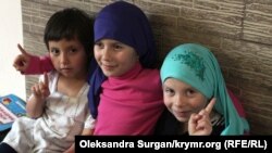 Sağdan solğa: Nuriye, Sabriye ve Mumine