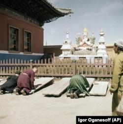 Улан-Батордогу Гандан монастырына келгендер, 1962- жыл. Ал маалда улгайган бутпарастарга гана монастырда сыйынууга уруксат берилген.