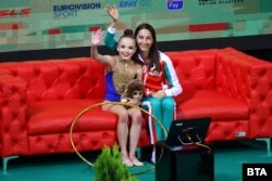 Стилияна Николова и треньорката ѝ Валентина Иванова в очакване на резултата на гимнастичката във финала на обръч.
