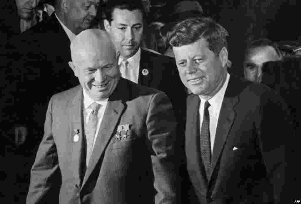 1961 წლის ივნისში პრეზიდენტი კენედი და საბჭოთა ლიდერი, ნიკიტა ხრუშჩოვი მიემართებიან მათი პირველი მოლაპარაკებების ადგილისკენ ვენაში. ეს შეხვედრა შედგა ერთი წლით ადრე, სანამ დაიწყებოდა &quot;კუბის სარაკეტო კრიზისი&quot;, როცა კენედიმ ბრძანა კუბის ბლოკადა მას მერე, რაც საბჭოთა კავშირი კუნძულზე რაკეტების ჩატანას შეუდგა. 