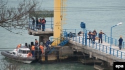 Спасатели недалеко от места крушения самолета ТУ-154