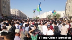 Нукус шаарындагы демонстрацияда тартылган сүрөт. 