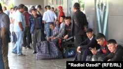 Пассажиры несостоявшегося рейса в аэропорту Душанбе, 26 мая 2021 года