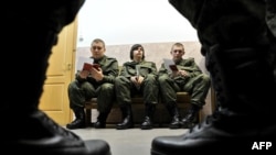 У граждан проверяют, не уклоняются ли они от службы в армии РФ (иллюстрационное фото)