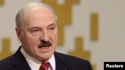 Александр Лукашенко шунча жанжлларга қарамасдан, президент сифатида яна қасам ичаётганига Худога шукр қилди. 