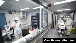 Բժիշկները հատուկ հիվանդանոց են փոխադրում կորոնավիրուսով վարակվածին, Բրյուսել, 28 հոկտեմբերի, 2020թ. 
