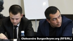 Emil Kürbedinov (sağdan) ve Ayder Azamatov (soldan) «Qırım birdemliginiñ» toplaşuvında, 2018 senesi noyabrniñ 25-i