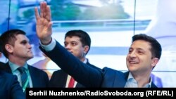 Volodımır Zelenskıy exit poll neticeleri ilân etilgen soñ. Kyiv, 2019 senesi aprelniñ 21-i