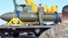 Piloții americani transportă o bombă GBU-57, sau Massive Ordnance Penetrator – cea mai mare bombă „bunker buster” a armatei americane (fotografie de arhivă).