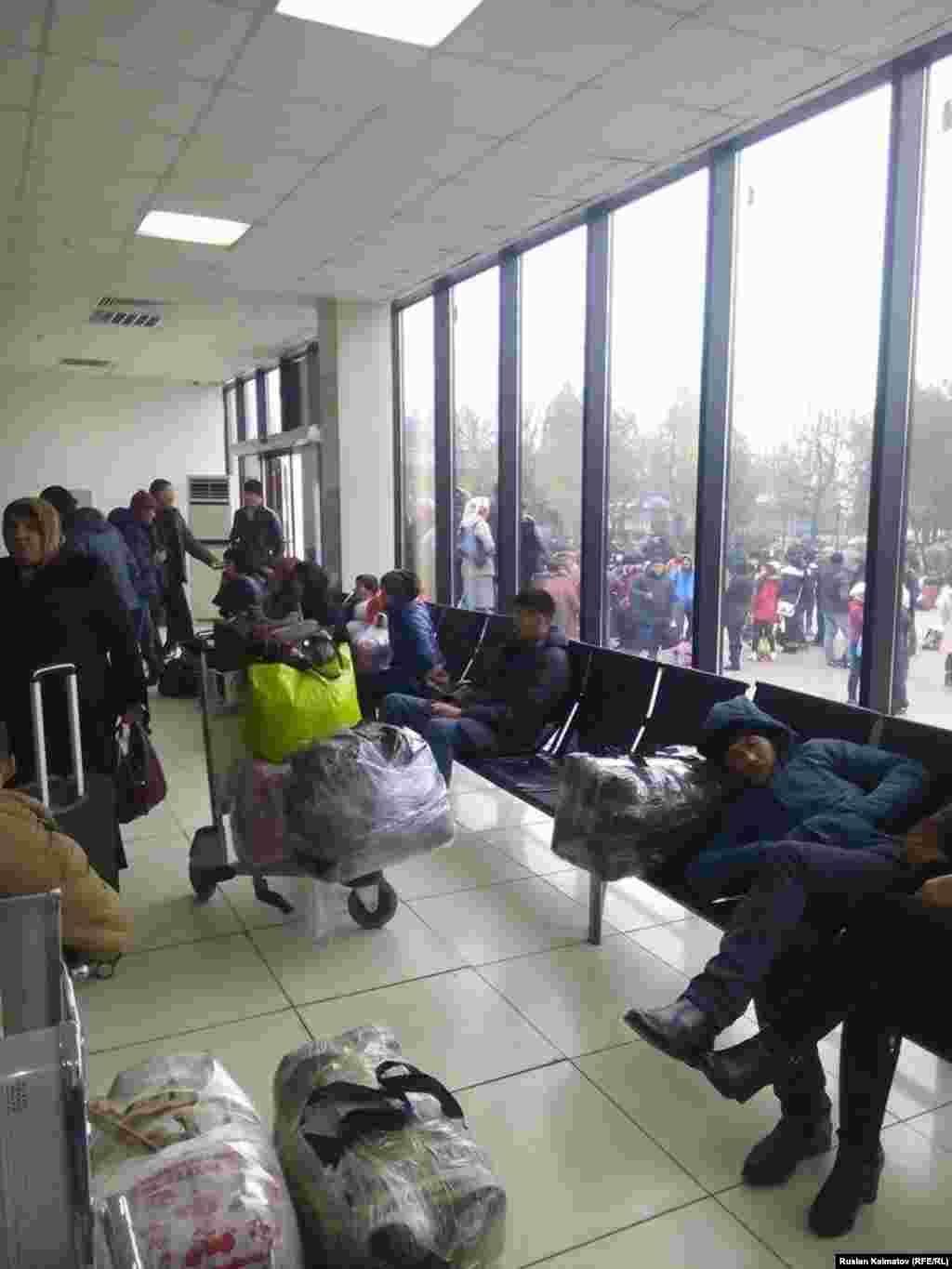 Ош әйежайы жексенбі күні сағат 17.00-ге дейін жабық болды. Суретте: әуежайда ұшақтарын күтіп отырған жолаушылар. &nbsp;