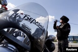 Член байкерского мотоклуба «Ночные волки» на белорусско-польской границе (иллюстративное фото)
