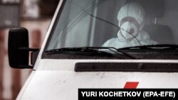 ექიმი სასწრაფო დახმარების მანქანაში. მოსკოვი, 2 აპრილი, 2020წ. 