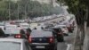 Autoritatea pentru Supraveghere Financiară propune plafonarea, pentru șase luni, a prețului la asigurările auto. Imagine generică cu traficul din București 