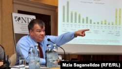 Сегодня глава NDI Луис Наварро нарушил традицию и лично ознакомил общественность с результатами опроса