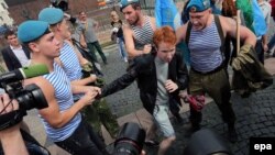 Сексуалдык азчылыктын өкүлү "Көгүлтүр беретчилер" тарабынан ур-токмокко алынууда. 2-август, 2013-жыл
