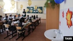 Как отмечается, школьников неожиданно выводят на улицу, а учителя начинают осматривать рюкзаки и сумки