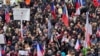 В Праге митингующие потребовали снятия украинского флага со здания Национального музея