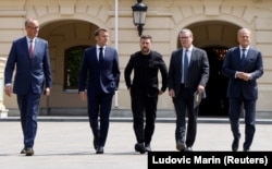 De la stânga la dreapta: cancelarul german Friedrich Merz, președintele francez Emmanuel Macron, președintele ucrainean Voloidmir Zelenski, premierul britanic Keir Starmer și premierul polonez Donald Tusk, la Palatul Marinski de la Kiev, 10 mai 2025.