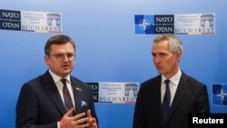 უკრაინის საგარეო საქმეთა მინისტრმა, დმიტრო კულებამ და ნატოს გენერალურმა მდივანმა, იენს სტოლტენბერგმა ბრიფინგი გამართეს ბუქარესტში, ალიანსის საგარეო საქმეთა მინისტრების სამიტის ფარგლებში. 29 ნოემბერი, 2022 წელი.