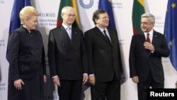 Президент Армении Серж Саргсян (справа) с президентом Литвы Далией Грибаускайте (первая слева), президентом Европейского совета Херманом ван Ромпёем (второй слева) и председателем Еврокомиссии Жозе Мануэлем Баррозу, Вильнюс, 29 ноября 2013 г.  