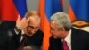 Армения – Президенты Армении и России – Серж Саргсян (справа) и Владимир Путин - во время церемонии подписания армяно-российских соглашений, Ереван, 2 декабря 2013 