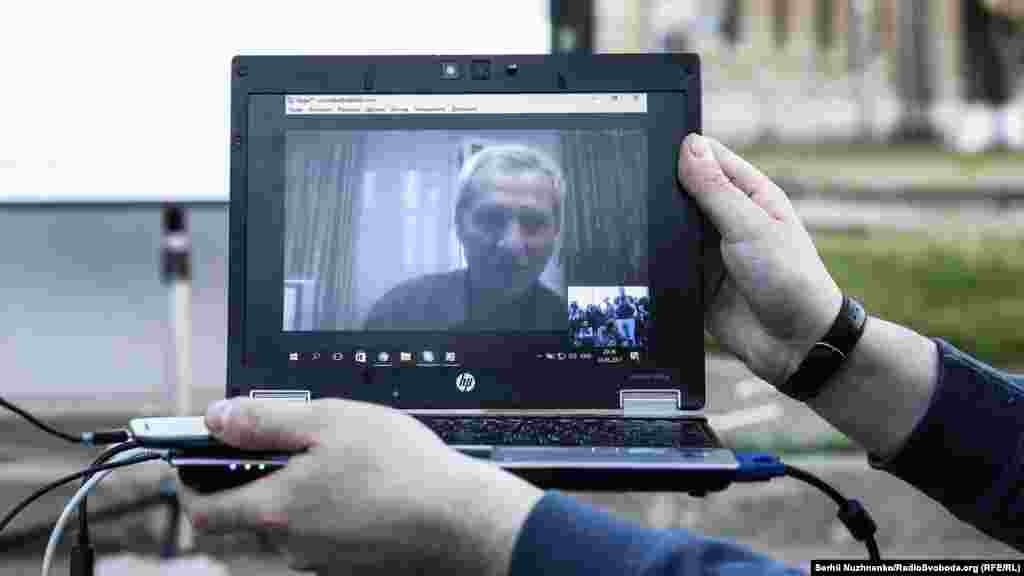 Bu, Kyivdeki Rusiye elçiliginiñ ögünde endi 11-nci tedbirdir. Bu sefer teşkil eticiler «Ervinsiz bir yıl» adlı vesiqalı filmni kösterdi, ve onlayn şekilde alıp qaçılğannıñ babası Umer İbragimovnen laqırdı ettiler