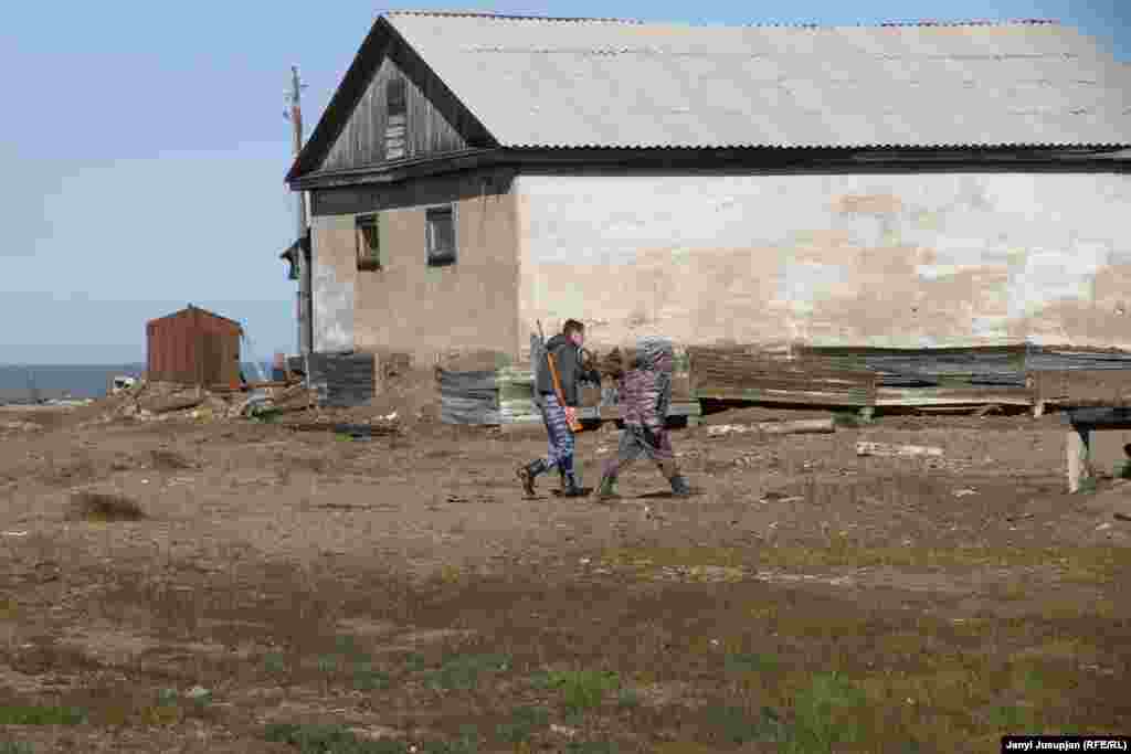 Милиция қызметкерлеріне ауылға ақ аю кіріп кеткені туралы хабар жетті. Биллингстен 150 километр жердегі Врангель аралынан кейде түбекке ақ аюлар келеді. Оларды атуға болмайды, сондықтан ондайда аңды үркіту үшін қарудан әуеге атып, &laquo;шақырылмаған қонақты&raquo; бұл жерден шығарып жіберуге тырысады.