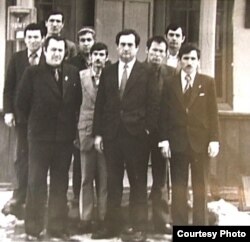 Журналисттер Ахком Шамуратов, Абос Курбанов, Зайдулла Абосов, райкомдун 3-катчысы, идеология иштерине жооптуу, Абдил-Ахат Курбанов, Низом Абдужалилов; экинчи катарда: Милхожидин Мамуров, Мирзохалим Каримов, Абрахман Давлатов, Акбар Ризвонов. Райондук гезиттин 50 жылдыгын белгилеген учур. 1984-ж.