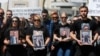 Familjarët e viktimave të zjarrit në Koçan gjatë një proteste në Shkup më 29 prill 2025. 