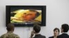 Украина журналистері мен әскери қызметкері баспасөз мәслихаты алдында «сепаратистер жағында соғысып, қолға түскен Ресей солдаттарының» видеосын көріп тұр. Киев, 18 мамыр 2014 жыл.