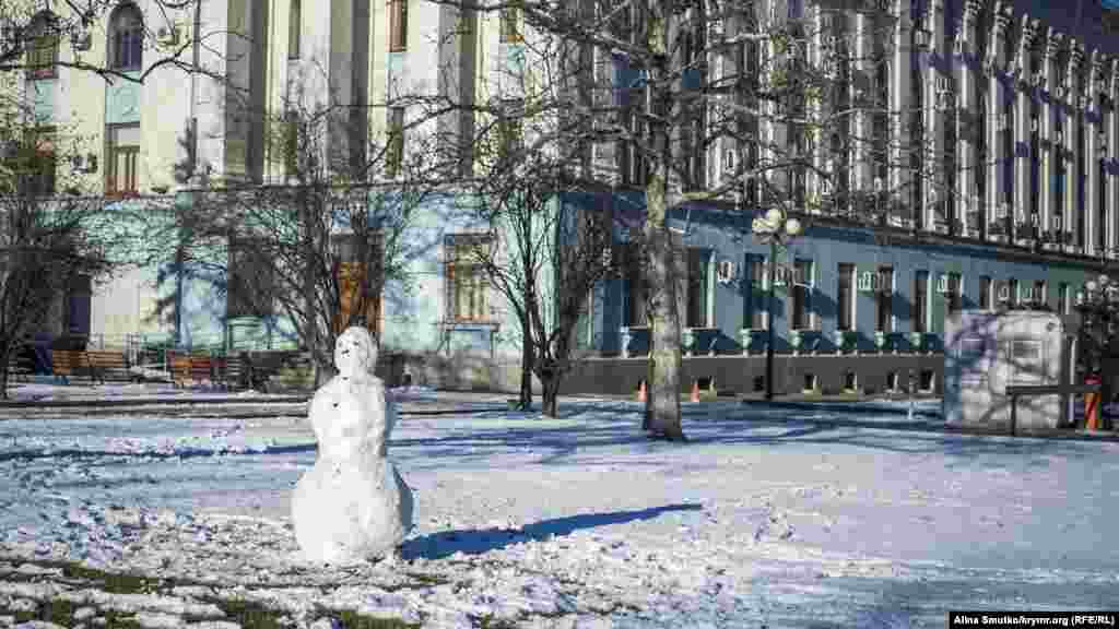 Снеговик возле Совета министров Крыма, 5 декабря 2016