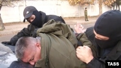Супрацоўнікі ФСБ затрымліваюць Дзьмітрыя Штыблікава. Севастопаль, 10 лістапада 2016 году