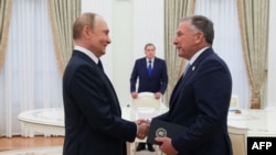 Россия давлат агентлиги «Спутник» томонидан тарқатилган расмий фотосуратда Россия Президенти Владимир Путин 2025 йил 6 август куни Москвода ўтказиладиган музокаралардан аввал АҚШ махсус элчиси Стив Виткоффни кутиб олаётгани акс эттирилган.