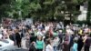 Десятки журналистов, политиков и представителей НПО сочли своим долгом собраться во дворе издательского дома «Медиа Палитра»