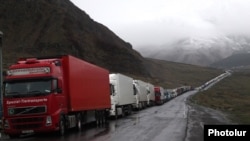 Բեռնատարներ Վերին Լարսի անցակետի մոտ, արխիվ