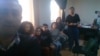 Прокуратура тінту кезінде Азаттық қызметкерлерін бір бөлмеде отырғызып қойды. Баку, 26 желтоқсан 2014 жыл.