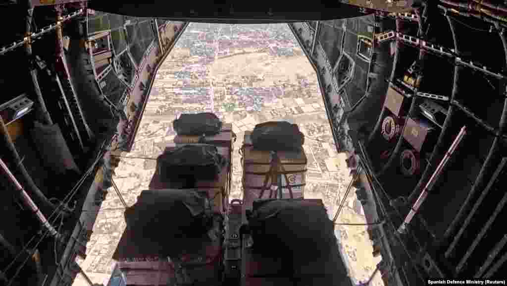 Pako me ndihma duke rrëshqitur nga një avion spanjoll mbi Gazë, më 1 gusht.