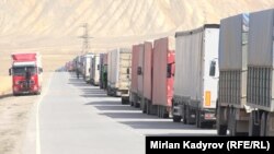 Кыргыз-кытай чек арасындагы «Торугарт» бекети аркылуу жүк ташыган машинелер. «Азаттыктын» архиви.