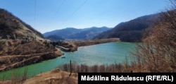 În imagine, lacul de acumulare Siriu, de lângă hidrocentrala Nehoiașu I. Tot aici ar urma să fie realizată o a doua hidrocentrală, deservită de barajul Surduc.